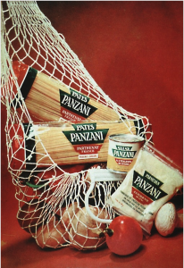 filet à provision contenant des paquets de pâtes Panzani